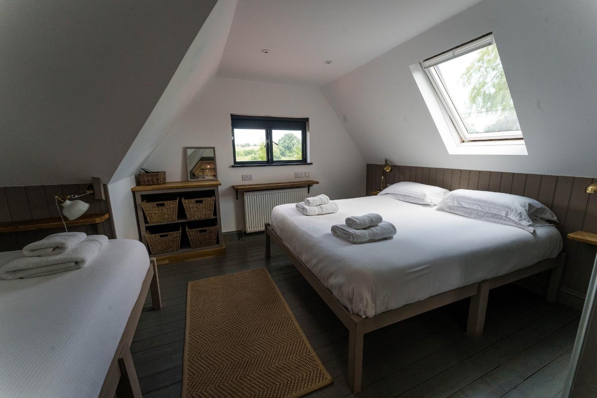 Vineyard Oast Sleeps 25 Villa Wavehorne Exterior photo